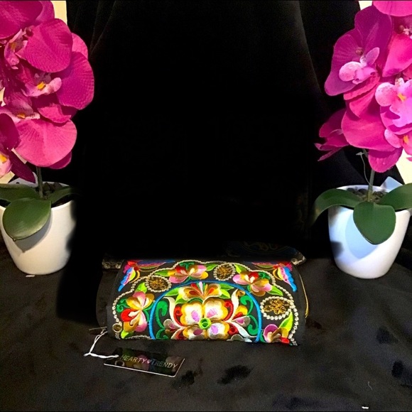 🦋 🌸2for$40 HOST PICK Beautiful Embroidered Wallet 🌸💕 - Picture 2 of 5